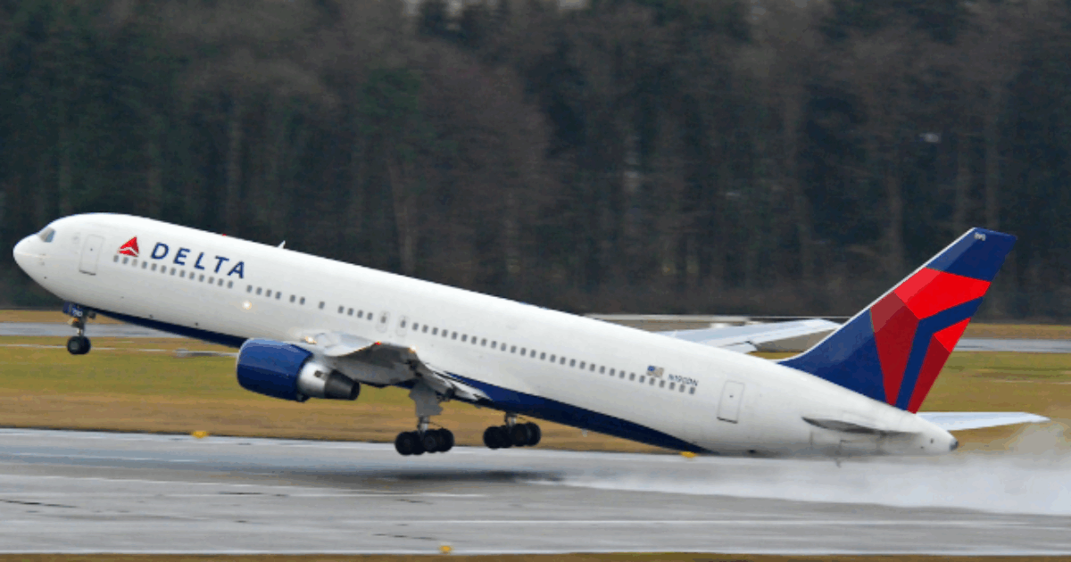 “Siamo tutti tenuti a seguire le istruzioni, lui no?”: passeggero si rifiuta di interrompere una telefonata mentre l’aereo sta decollando, la decisione del pilota è netta