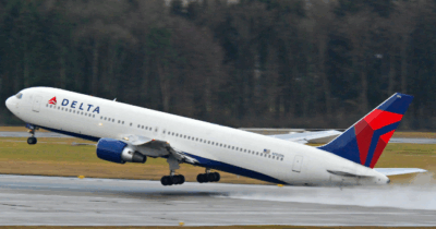 Copertina di “Siamo tutti tenuti a seguire le istruzioni, lui no?”: passeggero si rifiuta di interrompere una telefonata mentre l’aereo sta decollando, la decisione del pilota è netta