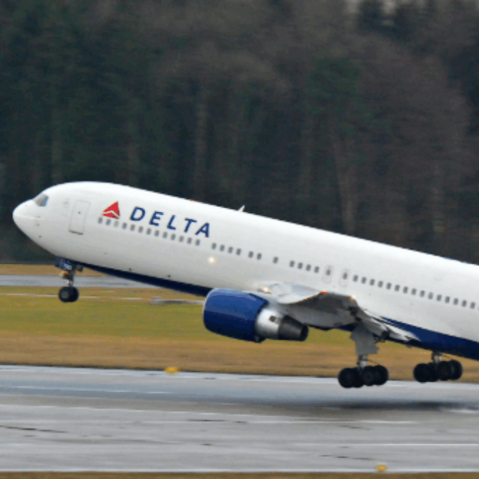 “Siamo tutti tenuti a seguire le istruzioni, lui no?”: passeggero si rifiuta di interrompere una telefonata mentre l’aereo sta decollando, la decisione del pilota è netta