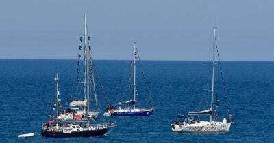 Copertina di Global Sumud Flotilla, una cinquantina di imbarcazioni abbordate al largo di Creta. Il racconto del nostro inviato: “Siamo fuggiti per metterci in salvo”