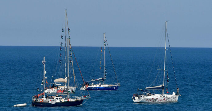 Global Sumud Flotilla, abbordate 22 barche su 58 al largo di Creta. Il racconto del nostro inviato: “Siamo fuggiti per metterci in salvo”