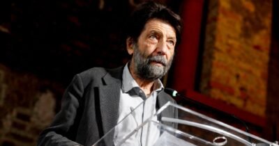 Copertina di Biennale, l’addio di 5 giurate. Massimo Cacciari: “È censura di guerra, ormai criminalizzano chi ha idee differenti”