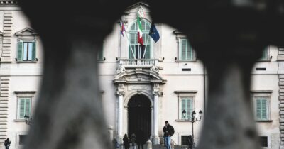 Copertina di Colle, tregua con Meloni aspettando i magistrati. Da Chigi e Quirinale furia contro Mediaset