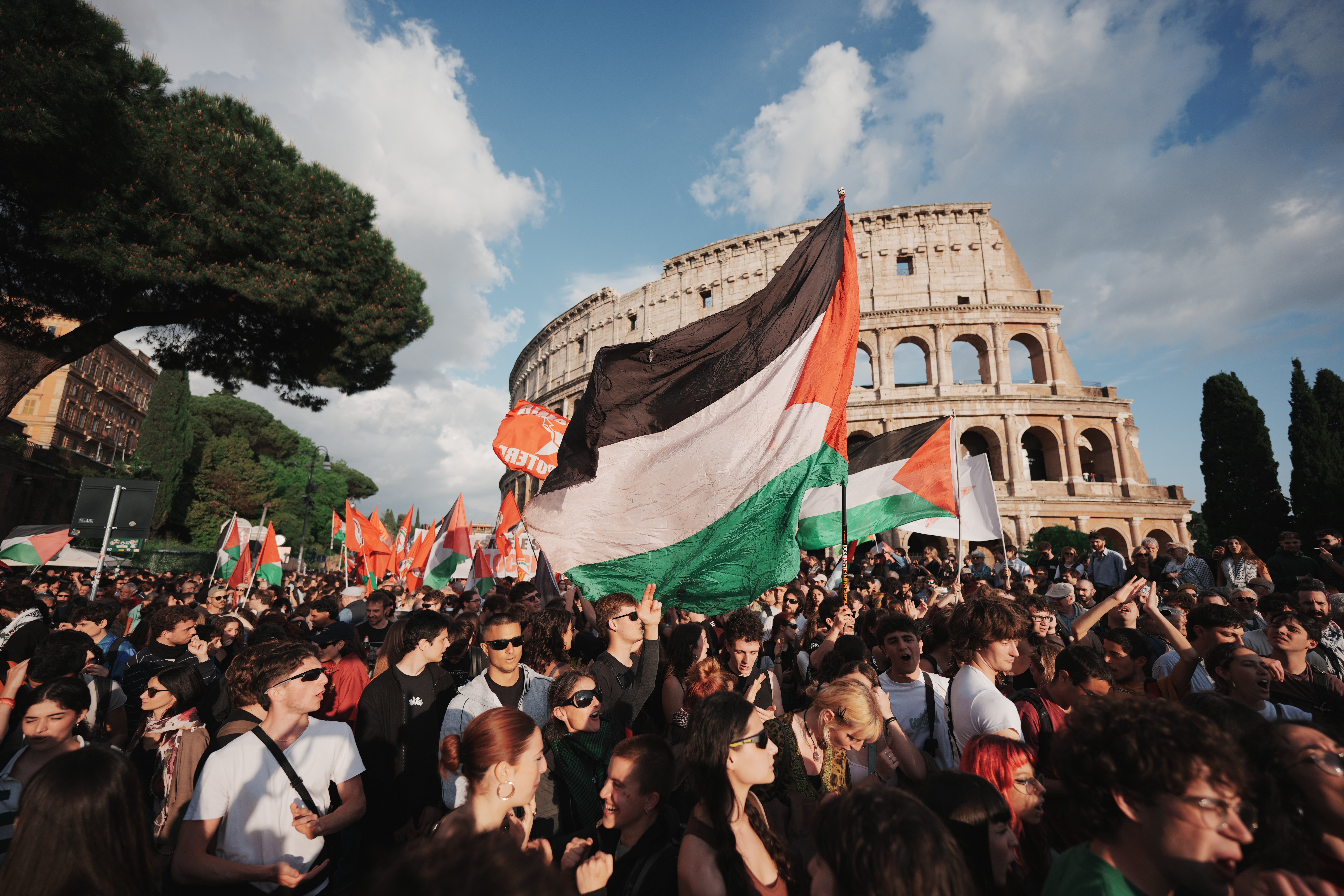 Flotilla, manifestazioni e piazze piene in tutta Italia. Da Roma a Milano, da Firenze e Torino: le foto e gli slogan dei cortei