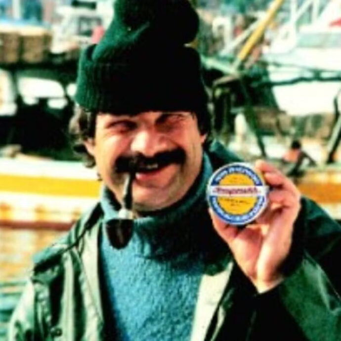 È morto Franco Botto, volto storico dello spot del Tonno Insuperabile. Una immagine iconica con il cappellino di lana, la pipa in bocca, il sorriso genuino