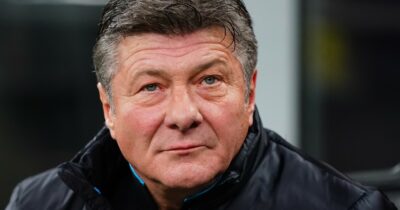 Copertina di Walter Mazzarri atterra a Salonicco accolto da un mazzo di fiori: può tornare in panchina all’Iraklis