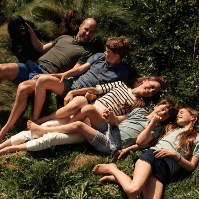 La foto che celebra i 15 anni di matrimonio tra il principe William e Kate Middleton: insieme sull’erbe, con i figli e il cane Orla