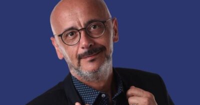 Copertina di È morto a 60 anni Alberto Davoli, speaker di Radio Monte Carlo. L’addio dei suoi ascoltatori: “La tua voce mi ha accompagnata in tanti momenti della mia vita”