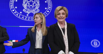 Copertina di Decreto lavoro, che cos’è il “salario giusto”? Cambia qualcosa per chi guadagna troppo poco? Tutti i dubbi e le risposte