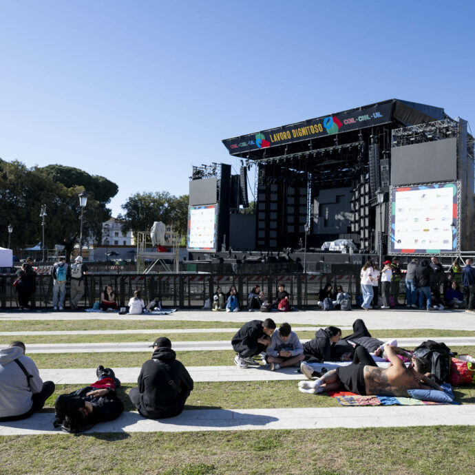 Concertone del Primo Maggio 2026 a Roma, la scaletta e come seguirlo in diretta: da Geolier ai Pinguini Tattici Nucleari, ecco chi ci sarà