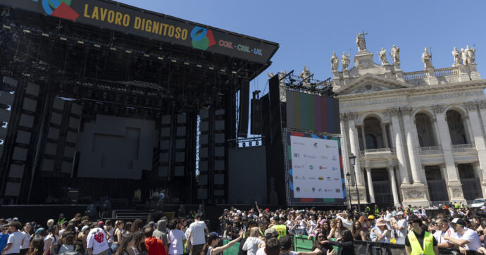 Concertone del Primo Maggio Roma 2026 in diretta: Arisa dà il via sulle note di “Futura” di Lucio Dalla. Poi lo sfogo di Rob: “I giovani sono stanchi di fare lavori di me***a”