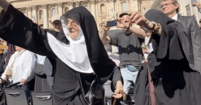 Copertina di Suore in fuga dall’ospizio, le 3 monache ultra ottantenni avvistate a Roma all’udienza di Papa Leone XIV: è giallo su come siano arrivate fin lì