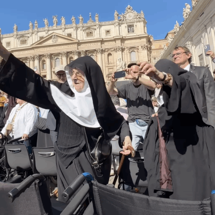 Suore in fuga dall’ospizio, le 3 monache ultra ottantenni avvistate a Roma all’udienza di Papa Leone XIV: è giallo su come siano arrivate fin lì