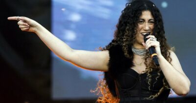 Copertina di Delia canta “Bella ciao” al Concerto del 1° maggio e sostituisce “partigiano” con “essere umano”: valanga di critiche sui social