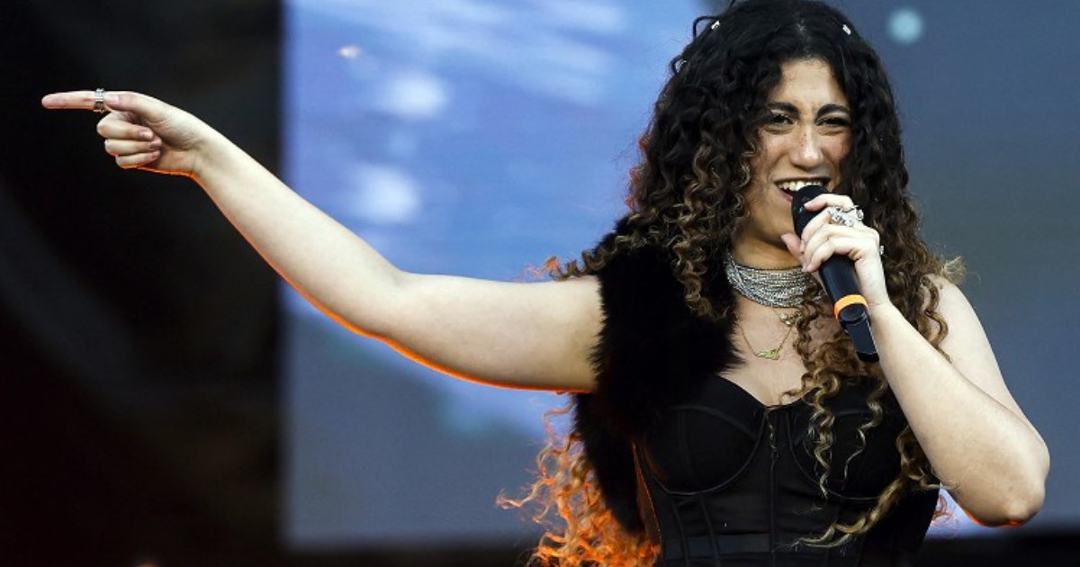Delia canta “Bella ciao” al Concerto del 1° maggio e sostituisce “partigiano” con “essere umano”: valanga di critiche sui social
