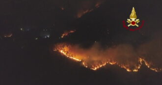 Copertina di Incendio sul Monte Faeta: oltre 3mila evacuati, 700 ettari di bosco in fiamme | Video