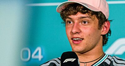 Copertina di Kimi Antonelli: “Toto Wolff ha chiuso me e George Russell in uno stanzino. Valentino Rossi mi ha dato un consiglio”