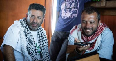 Copertina di Flotilla, Thiago Avila e Saif Abukeshek rapiti da Israele: “Trofei di Netanyahu, li hanno torturati”