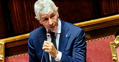 Copertina di Abodi nega i milioni pubblici per Milano-Cortina: “Nessun finanziamento indiretto”. M5s: “Il conto lo pagheranno i cittadini”