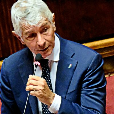 Copertina di Abodi nega i milioni pubblici per Milano-Cortina: “Nessun finanziamento indiretto”. M5s: “Il conto lo pagheranno i cittadini”