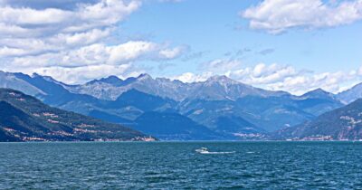 Copertina di Si tuffa nel lago di Como, ma non riemerge: morto un 15enne
