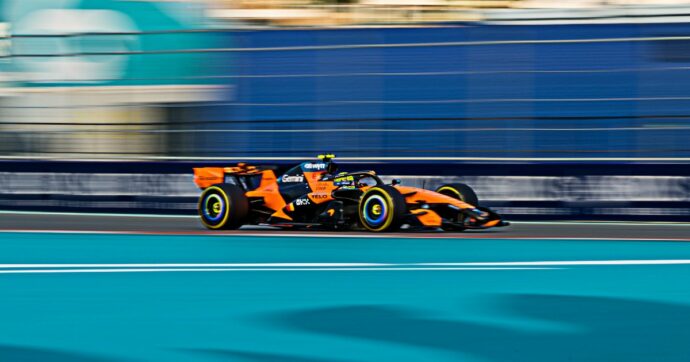 F1 Miami, Norris domina la sprint: Antonelli penalizzato di 5″, perde due posizioni. Ferrari sul podio | Ordine d’arrivo e classifica