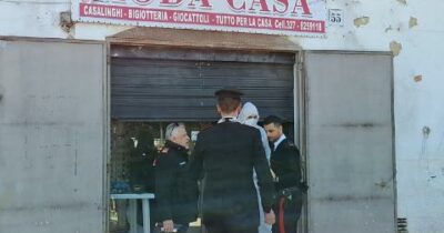 Copertina di Bari, 68enne trovato morto in un negozio: ucciso per un debito di 30 euro dopo una truffa sull’Assegno di inclusione