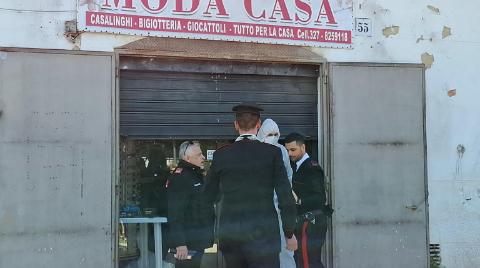 Bari, 68enne trovato morto in un negozio: ucciso per un debito di 30 euro dopo una truffa sull’Assegno di inclusione