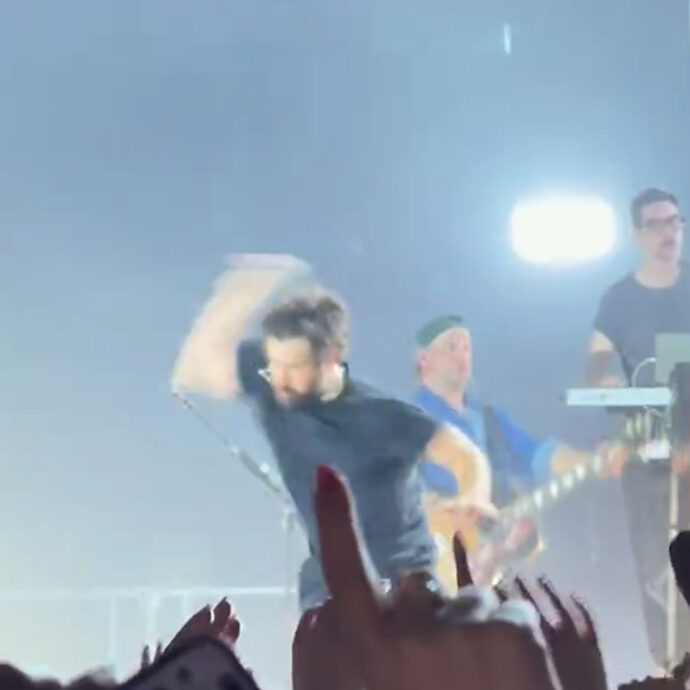 Tommaso Paradiso sbotta sul palco e lancia il microfono a terra durante il concerto a Napoli. Poi si scusa col pubblico