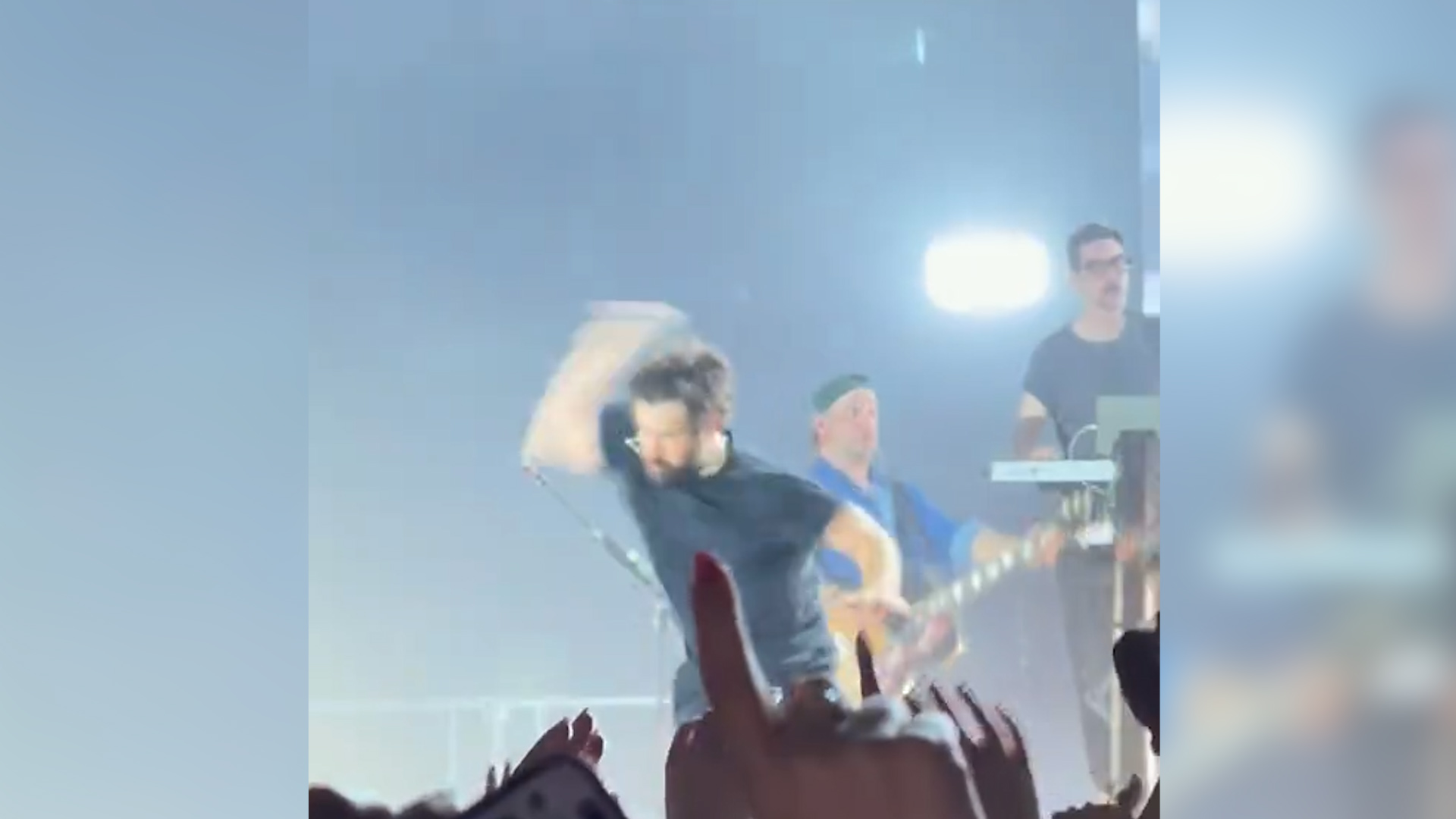 Tommaso Paradiso sbotta sul palco e lancia il microfono a terra durante il concerto a Napoli. Poi si scusa col pubblico