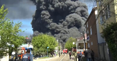 Copertina di Disastro ambientale dopo attacchi ucraini alla raffineria russa di Tuapse. Una chiazza di petrolio avanza nel Mar Nero verso la villa di Putin