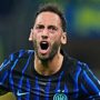 Copertina di In estate sembrava in partenza, poi è tornato indispensabile: la regia di Calhanoglu dirige lo scudetto dell’Inter
