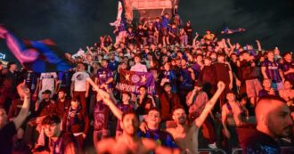 Copertina di Inter, la festa scudetto in piazza Duomo: distesa nerazzurra, cori e fumogeni | Video