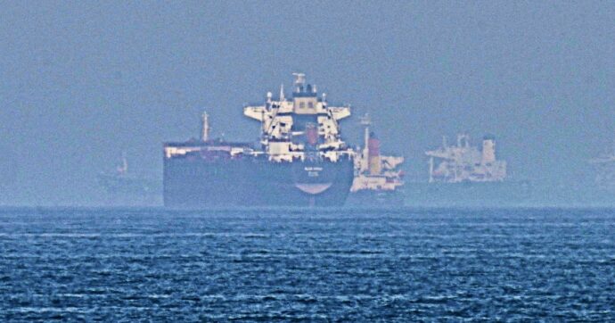 Il Tesoro Usa: “L’Iran dovrà chiudere i pozzi la prossima settimana”. La strategia di Teheran per evitare il temuto ‘Tank Top’