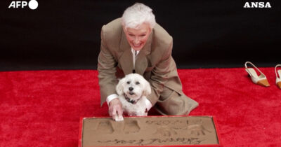 Copertina di Glenn Close lascia le impronte al Chinese Theatre di Hollywood, ma il piccolo Pip le ruba la scena – Video