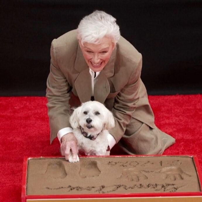 Glenn Close lascia le impronte al Chinese Theatre di Hollywood, ma il piccolo Pip le ruba la scena – Video