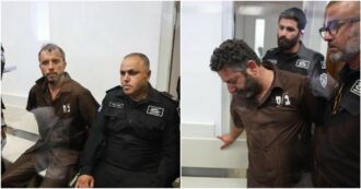 Copertina di Catene ai piedi, graffi e i lividi, la tuta da detenuti: Avila e Abukeshek in aula. Il giudice dispone il carcere per altri due giorni