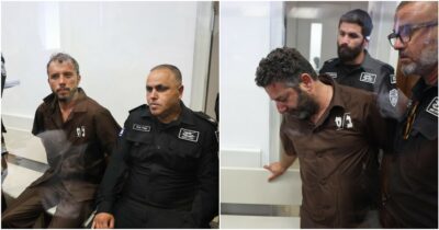 Copertina di Catene ai piedi, graffi e i lividi, la tuta da detenuti: Avila e Abukeshek in aula. Il giudice dispone il carcere per altri due giorni