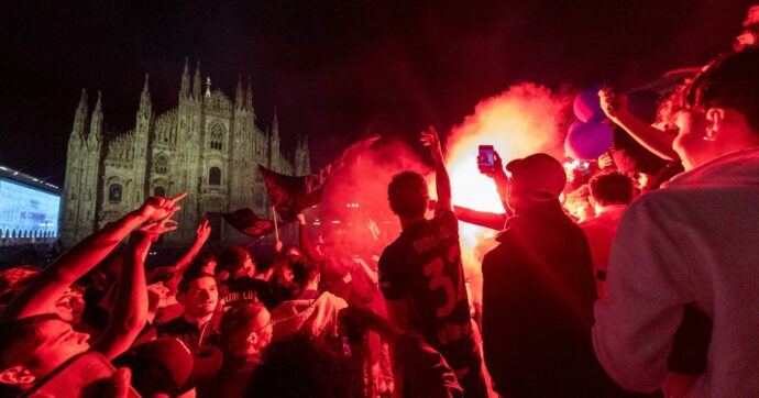Piazza Duomo completamente nerazzurra: la festa notturna per il 21esimo scudetto | Video