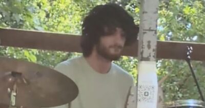 Copertina di Il batterista Davide Lucchelli sparisce nel nulla prima del concerto a Budapest: “Era vestito con una giacca in pelle nera e un paio di jeans”
