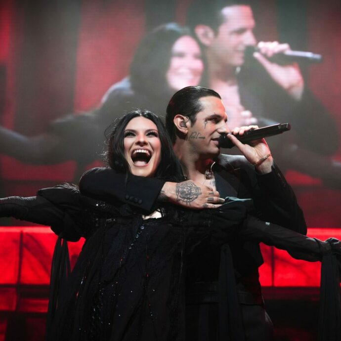 Laura Pausini e Achille Lauro duettano in spagnolo “16 marzo” a Città del Messico. Lui ringrazia: “Sei un regalo”, lei risponde: “Tutti ti amiamo” – IL VIDEO