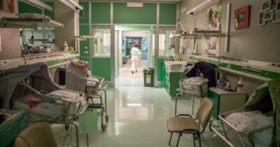 Copertina di Da genitore a genitore: l’associazione “Piccoli passi” e il supporto alle famiglie con neonati in Terapia intensiva