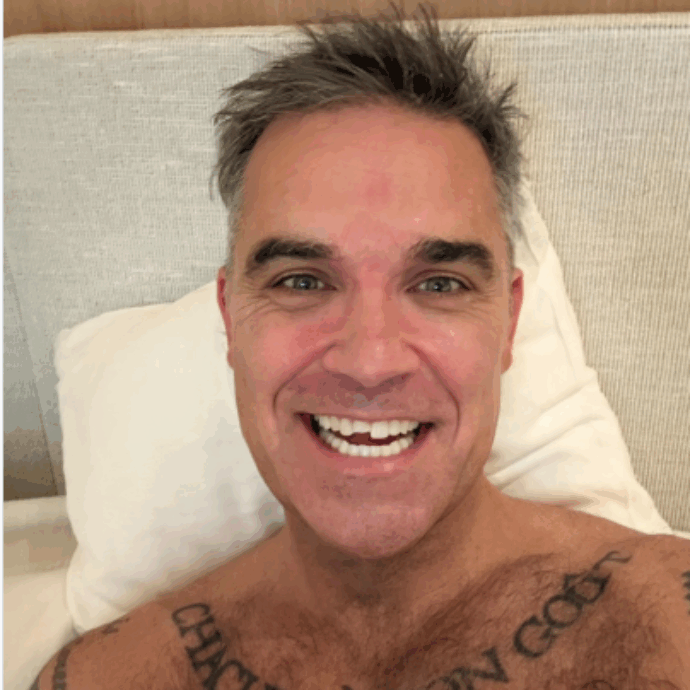 “Sembro scemo e più scemo. Mi sono lavato i denti, poi la mia lingua stava esplorando qualcosa di nuovo… una nuova fessura, un nuovo angolino”: Robbie Williams perde mezzo dente