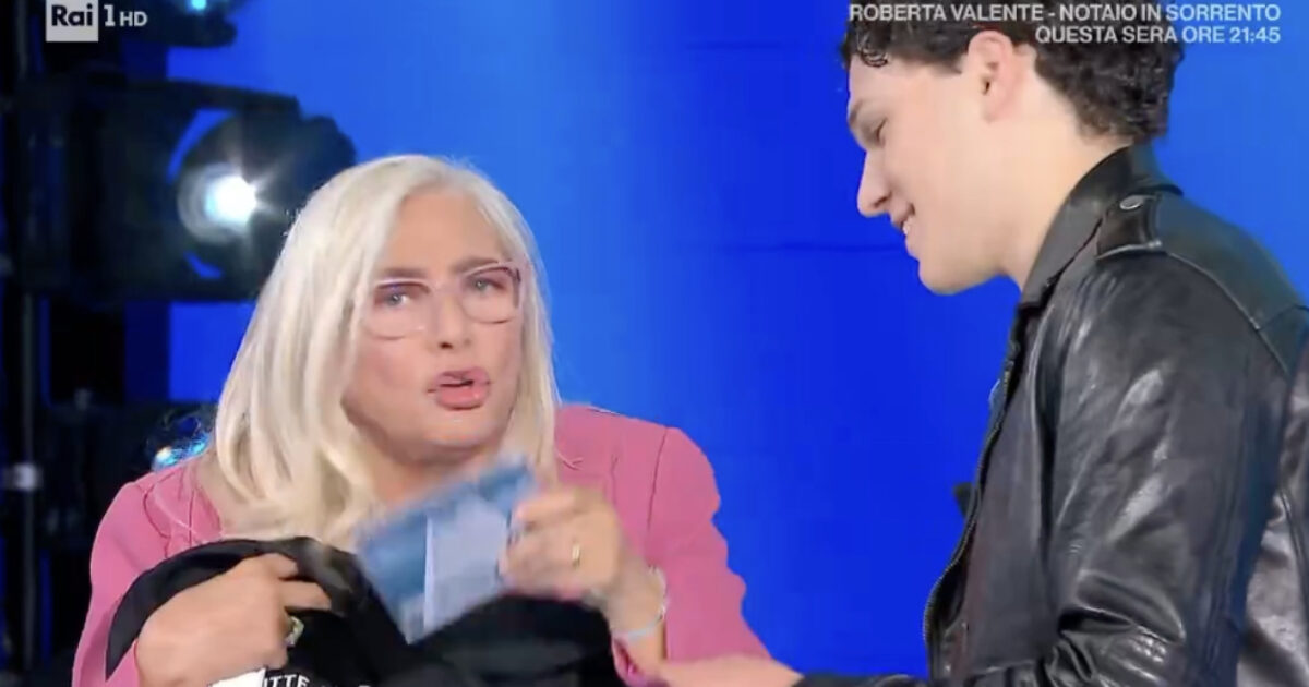 “Pensavo mi dicessi ‘sai zia, tutte le ragazze vogliono canzoni d’amore'”: Mara Venier tra caos e gaffe a “Domenica In” con Nicolò Filippucci – IL VIDEO