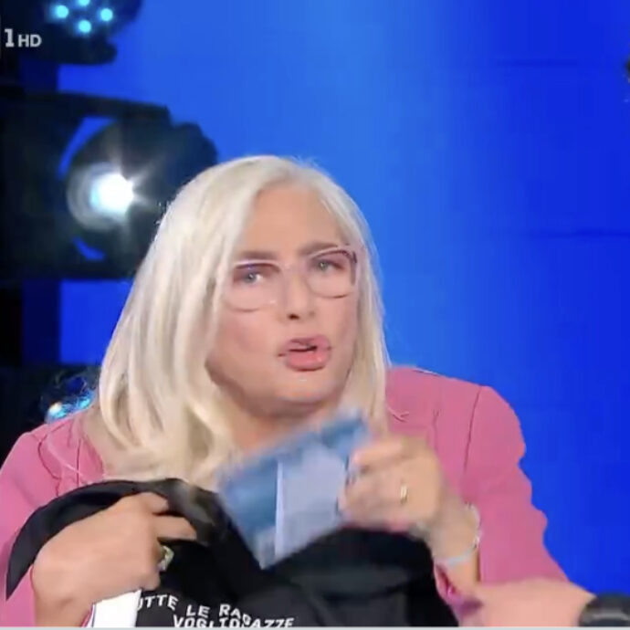 “Pensavo mi dicessi ‘sai zia, tutte le ragazze vogliono canzoni d’amore'”: Mara Venier tra caos e gaffe a “Domenica In” con Nicolò Filippucci – IL VIDEO