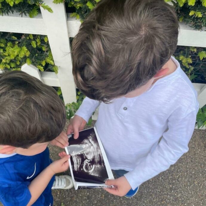 La principessa Eugenie di York è incinta del terzo figlio: la foto dell’ecografia mette fine ai rumors sulla crisi con il marito per lo scandalo Epstein