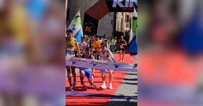 Copertina di Ha un malore poco prima del traguardo della maratona di Fano: l’avversario lo sostiene e lo aiuta ad arrivare primo – Video