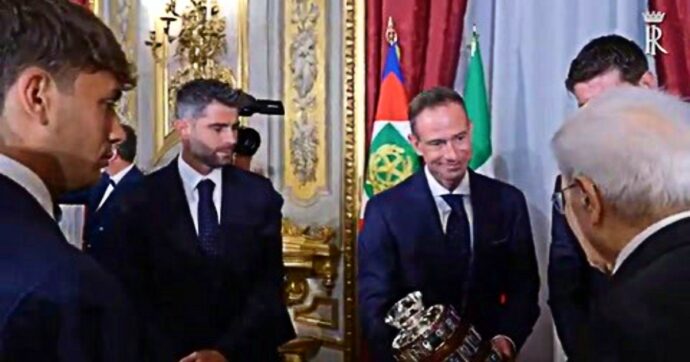 Mattarella incontra i vincitori della Coppa Davis. Il dialogo con i tennisti, a Cobolli dice: “Grande vittoria contro Medvedev”