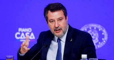 Copertina di Lega, un parlamentare su 2 è “moroso”. Salvini minaccia: “Pagate o siete fuori”