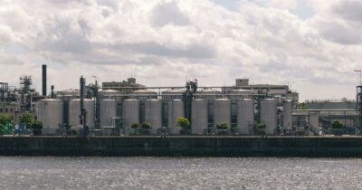 Copertina di Crisi energetica, le scorte di carburante stanno per finire ma la Ue non sa quando: mancano dati aggiornati e condivisi